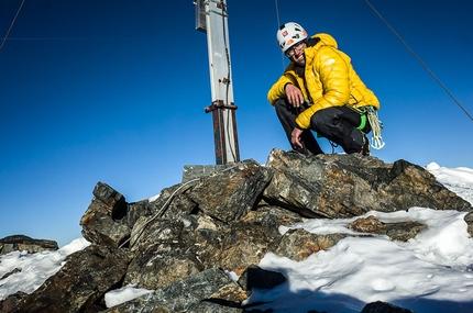 Hansjörg Auer Ötztal - Hansjörg Auer in cima alla Rofele Wand, Alpi Venoste, dopo aver aperto in solitaria una via sulla parete NO