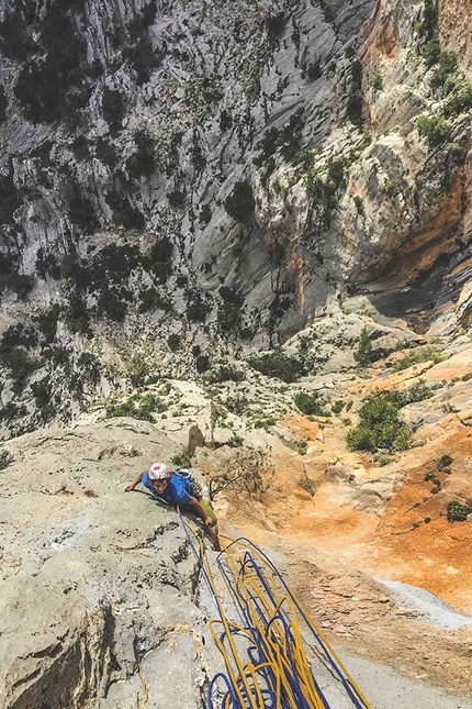 Sardegna arrampicata - Sardegna arrampicata: in uscita dal magnifico diedro di L5 di Birichina su Monte Uddè