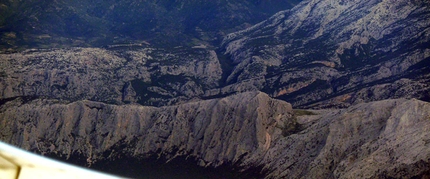 Sardegna arrampicata - Sardegna arrampicata: la bastionata di Cusidore e la Valle di Surtana vista dall’aereo di linea. Tra le due la Valle di Lanaitto