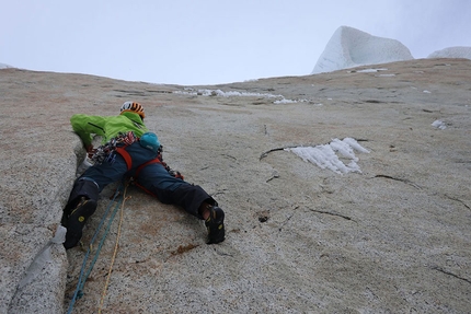 Cerro Torre Patagonia, Léo Billon, Max Bonniot, Pierre Labbre - Cerro Torre in Patagonia: Pierre Labbre sul 23° tiro della Via del Compressore, o lo Spigolo Sud-Est. 7a/A1