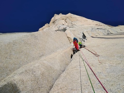 Fitz Roy Patagonia, Léo Billon, Max Bonniot, Pierre Labbre - Fitz Roy in Patagonia: never-ending cracks on El Corazon