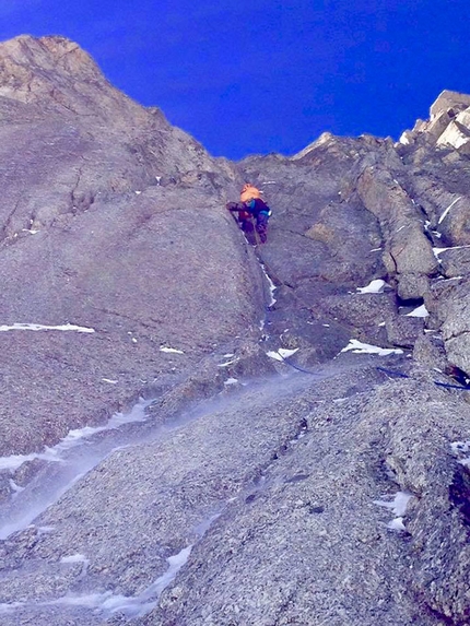 Vierge du Flambeau, Monte Bianco, Ezio Marlier - Ezio Marlier sul quinto tiro di Miss No, Vierge du Flambeau, Monte Bianco, aperta insieme a Elisabetta Ceaglio nell'aprile 2017