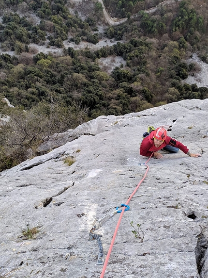 Mandrea Arco Testa tra le nuvole, Ivan Maghella, Alessandro Arduini - Alessandro Arduini seconding on Testa tra le nuvole, Mandrea, Arco (Alessandro Arduini, Ivan Maghella)