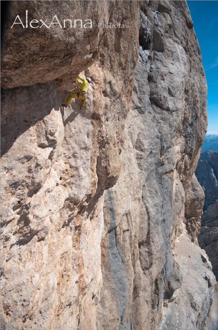 AlexAnna - Punta Penia - Marmolada - Rolando Larcher in action on AlexAnna 8a+ max / 7a+ obl.