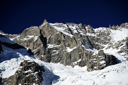 Aiguille de l’Amône, Simon Chatelan, Silvan Schüpbach - La parete est di Aiguille de l’Amône