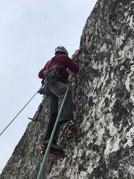 Primo Apostolo, Piccole Dolomiti, Nicola Bertoldo, Paolo Cristofari - Durante l'apertura di Via Xena sul Primo Apostolo, Piccole Dolomiti (Nicola Bertoldo, Paolo Cristofari 2019)