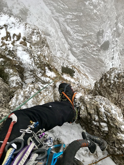 Primo Apostolo, Piccole Dolomiti, Nicola Bertoldo, Paolo Cristofari - Durante l'apertura di Via Xena sul Primo Apostolo, Piccole Dolomiti (Nicola Bertoldo, Paolo Cristofari 2019)