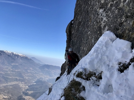 Primo Apostolo, Piccole Dolomiti, Nicola Bertoldo, Paolo Cristofari - Durante l'apertura di Via Xena sul Primo Apostolo, Piccole Dolomiti (Nicola Bertoldo, Paolo Cristofari 2019)