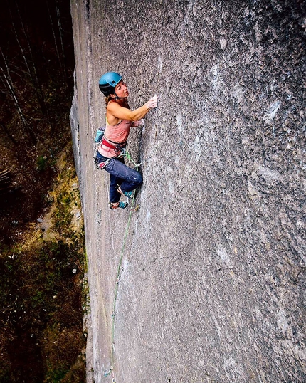 Madeleine Cope deals with difficult trad slab Prinzip Hoffnung