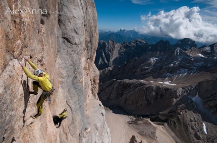 AlexAnna - Punta Penia - Marmolada - Rolando Larcher in azione su AlexAnna 8a+ max / 7a+ obbl.