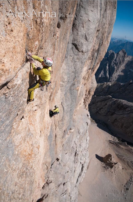 AlexAnna - Punta Penia - Marmolada - Rolando Larcher in azione su AlexAnna 8a+ max / 7a+ obbl.