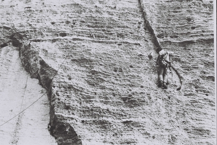 Gianni Ghiglione - Gianni Calcagno in apertura della via Machetto, Monte Cucco, Finale, 1976