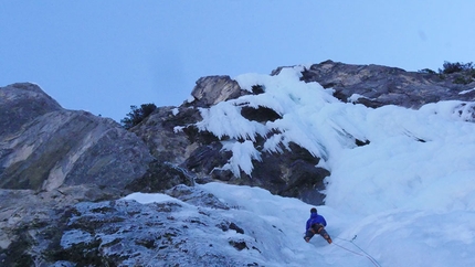Ice climbing in Val Pramper, Dolomites: new mixed route La Piccola Sgualdrina
