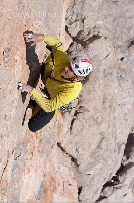 AlexAnna - Punta Penia - Marmolada - Rolando Larcher in azione su AlexAnna 8a+ max / 7a+ obbl.