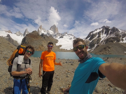 Patagonia, Marco Lacchini, Matteo Castelli, Francesco Fumagalli, Tommy Lamantia - Patagonia 2019: Laguna de los tres, alle spalle i massicci del Fitz Roy e del Cerro Torre. Da sx a dx Matteo Castelli, Marco Lacchini e Francesco Fumagalli