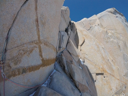 Patagonia, Marco Lacchini, Matteo Castelli, Francesco Fumagalli, Tommaso Lamantia - Patagonia 2019: Francesco Fumagalli sull'ultimo tiro prima del nevaio finale della Comesaña-Fonrouge su Aguja Guillamet, dicembre 2018