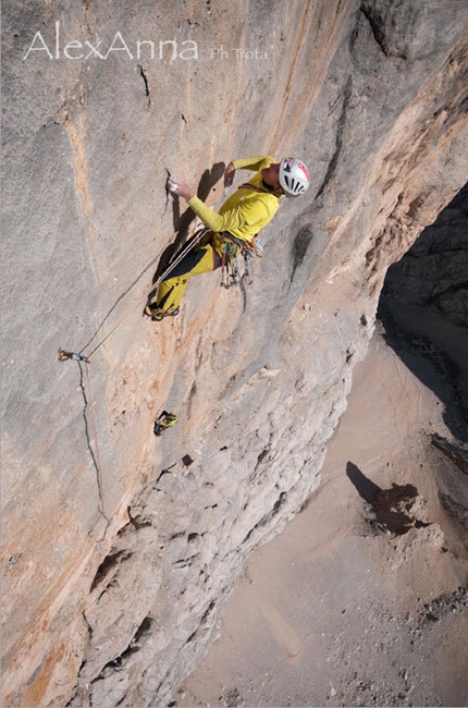 AlexAnna - Punta Penia - Marmolada - Rolando Larcher in action on AlexAnna 8a+ max / 7a+ obl.