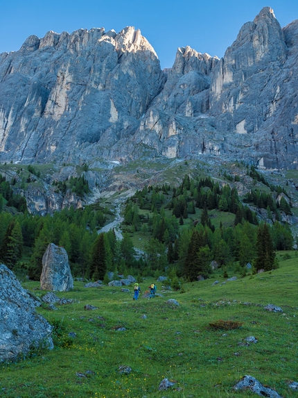 Marmolada, Dolomites, Scacciadiavoli, Rolando Larcher, Geremia Vergoni - Rolando Larcher and Geremia Vergoni approaching Piz Serauta, Marmolada, Dolomites