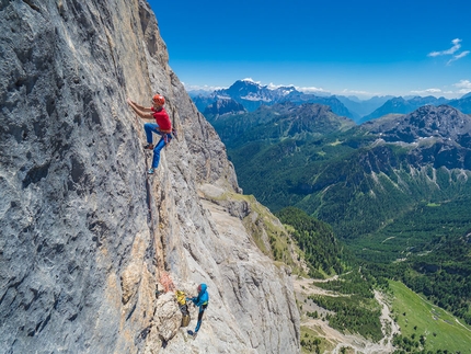 Marmolada, Dolomiti, Scacciadiavoli, Rolando Larcher, Geremia Vergoni - Rolando Larcher e Geremia Vergoni sulla loro Scacciadiavoli, Piz Serauta, Marmolada, Dolomiti