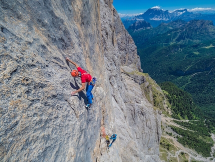 Marmolada, Dolomites, Scacciadiavoli, Rolando Larcher, Geremia Vergoni - Rolando Larcher climbing Scacciadiavoli, Piz Serauta, Marmolada, Dolomites