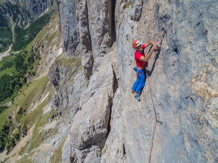 Marmolada, Dolomites, Scacciadiavoli, Rolando Larcher, Geremia Vergoni - Rolando Larcher climbing Scacciadiavoli, Piz Serauta, Marmolada, Dolomites