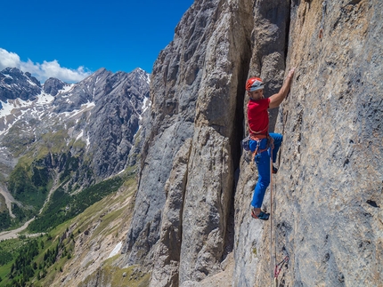 Marmolada, Dolomites, Scacciadiavoli, Rolando Larcher, Geremia Vergoni - Rolando Larcher climbing Scacciadiavoli, Piz Serauta, Marmolada, Dolomites