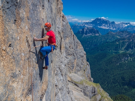 Marmolada, Dolomites, Scacciadiavoli, Rolando Larcher, Geremia Vergoni - Rolando Larcher and Geremia Vergoni climbing their Scacciadiavoli, Piz Serauta, Marmolada, Dolomites