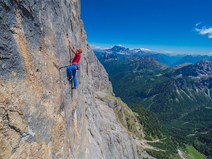 Marmolada, Dolomiti, Scacciadiavoli, Rolando Larcher, Geremia Vergoni - Rolando Larcher su Scacciadiavoli, Piz Serauta, Marmolada, Dolomiti