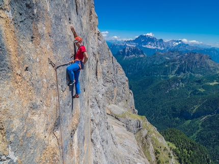 Marmolada, Dolomites, Scacciadiavoli, Rolando Larcher, Geremia Vergoni - Rolando Larcher climbing Scacciadiavoli, Piz Serauta, Marmolada, Dolomites