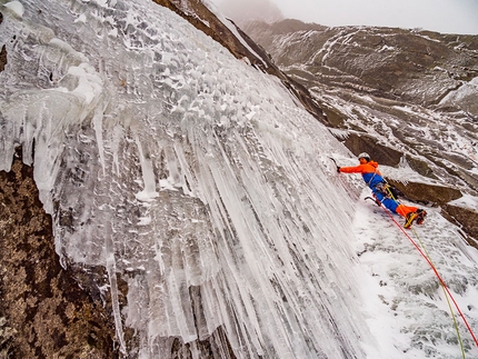 Dani Arnold, Schöllenenschlucht - Dani Arnold apre Uristier Schöllenen (WI6+/M8) nelle Gole della Schöllenen in Svizzera con Martin Echser 