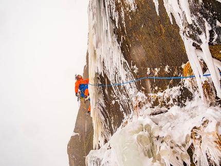 Dani Arnold e Martin Echser sul ghiaccio sottile delle Gole della Schöllenen in Svizzera