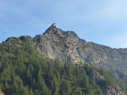 Valle di Daone arrampicata - La ovest di Cima Breguzzo in Valle di Daone e la via Due Neuroni e una Sinapsi (Christian Bondani, Angelo Davorio, Pietro Gaibazzi, Alberto Rampini, Stefano Righetti 09/2018)