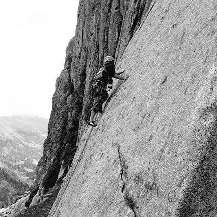 Valle di Daone arrampicata - Angelo Savorio in apertura sul primo tiro di Due Neuroni e una Sinapsi in Valle di Daone