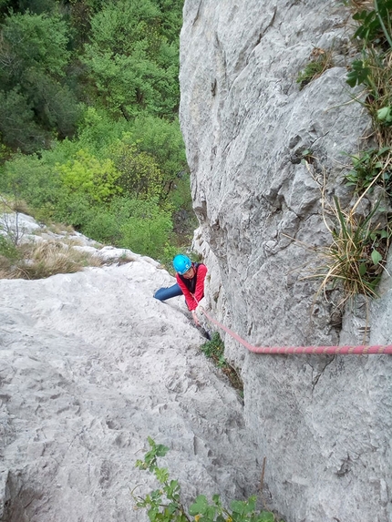 Manobong, I Fessuriani, Diedro del Mistero - Federica su ManoBong (Sipario Ocra, Pareti Lago di Lecco)