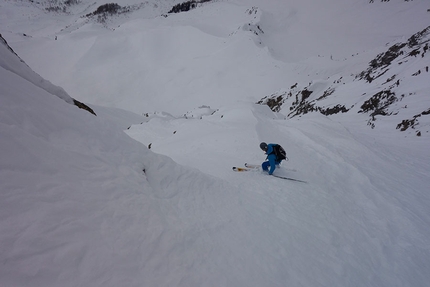 Cima Scarpacò, Adamello, Presanella, Luca Dallavalle, Roberto Dallavalle - Luca Dallavalle e Roberto Dallavalle durante la discesa della parete nordovest di Cima Scarpacò (Adamello-Presanella) il 22/04/2019