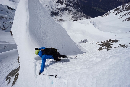 Cima Scarpacò, Adamello, Presanella, Luca Dallavalle, Roberto Dallavalle - Luca Dallavalle e Roberto Dallavalle durante la discesa della parete nordovest di Cima Scarpacò (Adamello-Presanella) il 22/04/2019