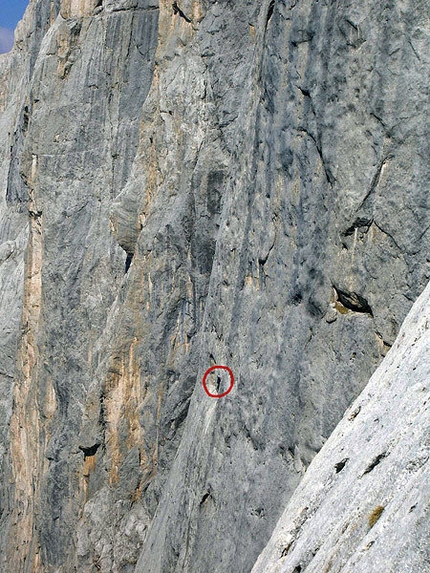 Attraverso il Pesce, Marmolada, Dolomites - The historic photo of Hansjörg Auer making his free solo ascent of Attraverso il Pesce - Fish route up the Marmolada, Dolomites. The photo was taken on 29/04/2007 by Heinz Zander from the nearby climb Don Quixote