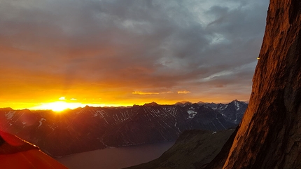 Ulamertorsuaq Greenland, Vinicius Todero, Marcos Costa - Ulamertorsuaq in Greenland: sunset while making the first ascent of Quajanaq (Marcos Costa, Vinicius Todero 08/2018)