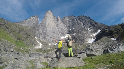 Ulamertorsuaq Greenland, Vinicius Todero, Marcos Costa - Vinicius Todero and Marcos Costa in front of Ulamertorsuaq in Greenland