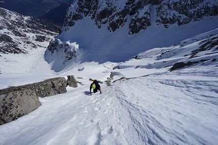 Cima di Bon, Adamello Presanella - Luca Dallavalle in salita prima della la discesa della parete nordest di Cima di Bon (Adamello-Presanella) il 20/04/2019