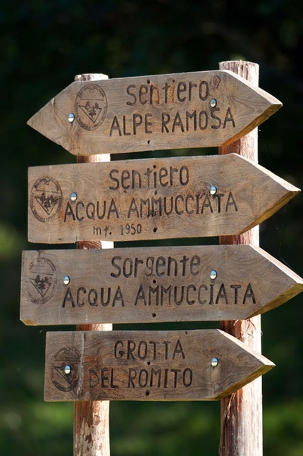 Hystrix, Pizzo Campana, Sicilia - Segnaletica nel Bosco della Ficuzza