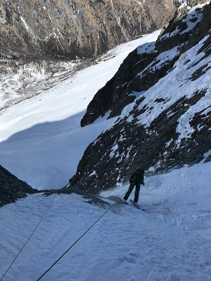 Punta dell’Orco, Adamello, Alessandro Beber, Claudio Lanzafame, Marco Maganzini - Breve calata finale nel Canale dell’Orco alla Punta dell’Orco sopra Val Genova nel Gruppo dell’Adamello (Alessandro Beber, Claudio Lanzafame, Marco Maganzini 22/03/2019)