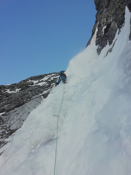 Punta dell’Orco, Adamello, Alessandro Beber, Claudio Lanzafame, Marco Maganzini - Salendo il ghiaccio iniziale nel Canale dell’Orco alla Punta dell’Orco sopra Val Genova nel Gruppo dell’Adamello (Alessandro Beber, Claudio Lanzafame, Marco Maganzini 22/03/2019)