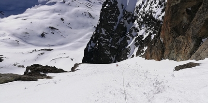 Piz Buin Silvretta - Piz Buin East Face: climbing gthe snowfield at half height (Tito Arosio, Rosa Morotti 31/03/2019)