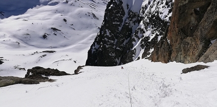 Piz Buin Silvretta - Piz Buin parete est: lungo il nevaio a metà (Tito Arosio, Rosa Morotti 31/03/2019)