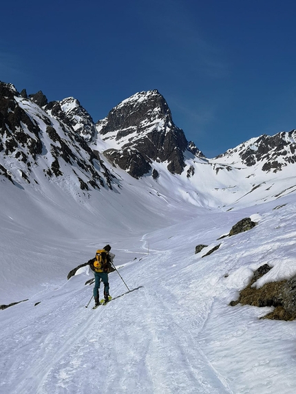 Piz Buin Silvretta - Piz Buin East Face: approaching the hut (Tito Arosio, Rosa Morotti 31/03/2019)