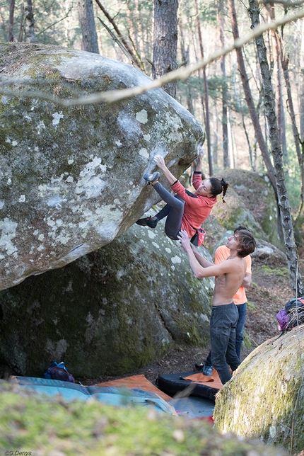 Caroline Sinno - Caroline Sinno climbing her first 8B boulder problem, L'insoutenable Légèreté de l'Autre at Fontainebleau