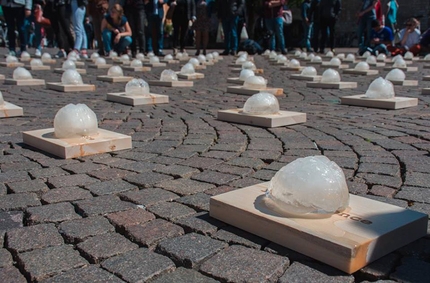 Trento Film Festival 2019 - La performance Indifferenza di Marco Nones a Piazza Duomo al Trento Film Festival 2019. Cento cervelli umani di ghiaccio in dimensioni naturali, creati in collaborazione con il MuSe di Trento, ognuno appoggiato su una tavola costruita con il legno degli abeti rossi della Val di Fiemme, gli stessi abeti violentemente abbattuti dalla tempesta dello scorso autunno. Allo scioglimento del ghiaccio, sul legno è rimasta una sola importante parola: indifference.