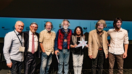 Trento Film Festival 2019 - Alla fine della serata Indimenticabile Kukuczka al Trento Film Festival 2019: Krzysztof Wielicki, Luca Calvi, il regista Fulvio Mariani che riprese Kukuczka durante la fatale salita della parete Sud del Lhotse 30 anni fa, Alessandro Filippini, Celina Kukuczka, Reinhold Messner e Hervé Barmasse