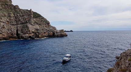 Isola di Marettimo, Isole Egadi - Ai piedi dei Dolomiti in barca, prima dell'apertura di La Sostanza dei Sogni, Bonagia, Isola di Marettimo (Filip Babicz, Marco Benedetto)